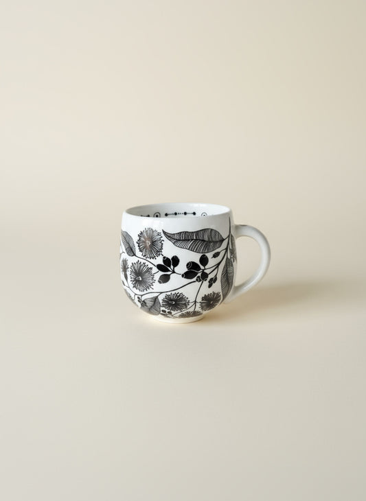 Black Leaves Round Cup